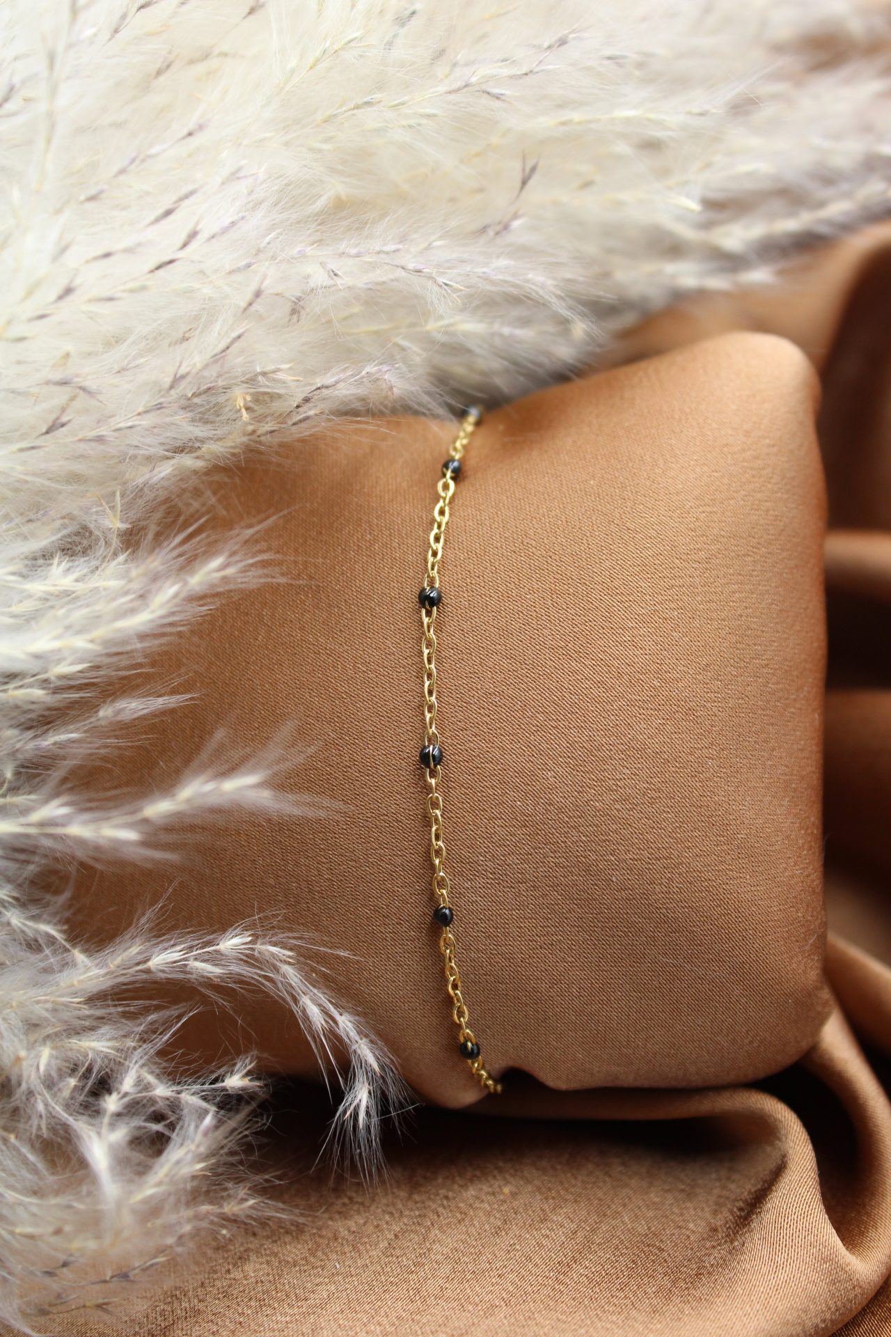 Bracelet fin à pierre noire