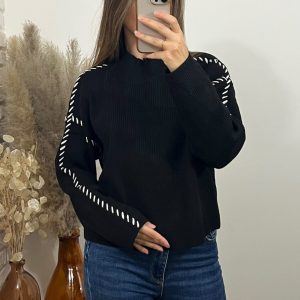 pull noir col rond lacet blanc