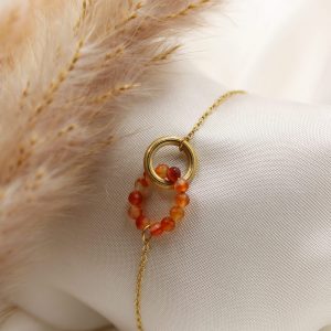 bracelet doré et perle orange