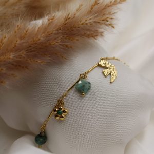 bracelet a breloque doré et vert