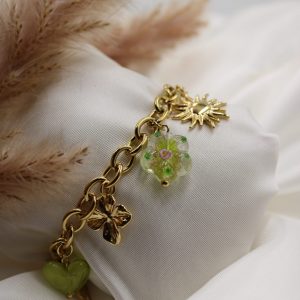 bracelet vert et fleur à breloque
